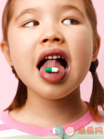 概念,主题,健康保健,构图,图像_73346748_Girl (6-7) with capsule on tongue, looking to side, close-up_创意图片_Getty Images China