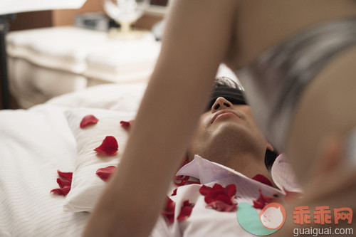 人,家具,床,室内,20到24岁_gic16508832_Woman Above Blindfolded Man on Bed_创意图片_Getty Images China