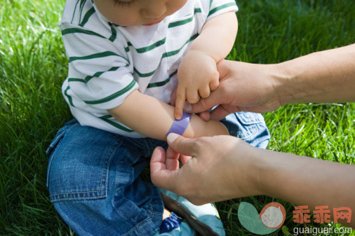 人,健康保健,户外,四肢,手臂_92347085_Adult putting plaster on baby boy_创意图片_Getty Images China