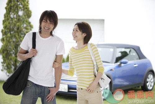 运输,车钥匙,异性恋,中年伴侣,生活方式_gic12513587_Man and woman with a car in the background_创意图片_Getty Images China