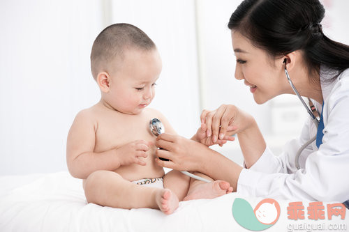 宝宝咳嗽吐奶怎么办 正确喂奶姿势可防止