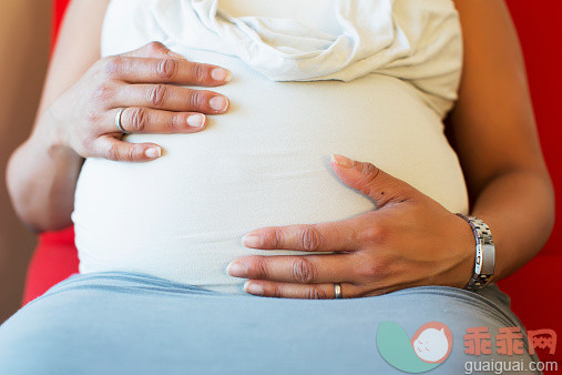 白色,人,休闲装,人生大事,生活方式_527522767_A pregnant mother putting hands on her belly_创意图片_Getty Images China