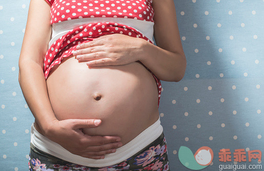 人,休闲装,人生大事,健康保健,室内_564947039_Pregnant woman showing her belly_创意图片_Getty Images China