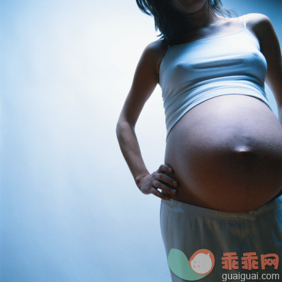 人生大事,摄影,躯干,腹部,中间部分_200323865-001_Pregnant woman with hand on hip, mid section_创意图片_Getty Images China