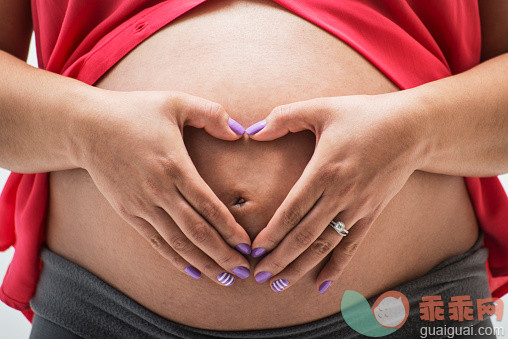 人,人生大事,影棚拍摄,中间部分,25岁到29岁_557476539_Close up of Hispanic woman making heart-shape on pregnant stomach_创意图片_Getty Images China