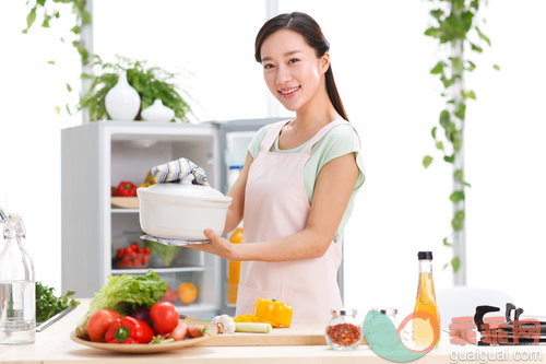 蔬菜,时尚,烹调,手套,家常杂务_08161f2b3_年轻女人在厨房做饭_创意图片_Getty Images China