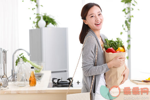 蔬菜,时尚,纸袋,青菜,饮食_aa630670e_年轻女人拿着蔬菜_创意图片_Getty Images China