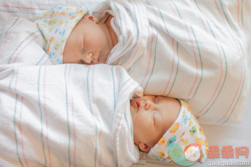 人,帽子,室内,白人,毯子_163704870_Twins_创意图片_Getty Images China