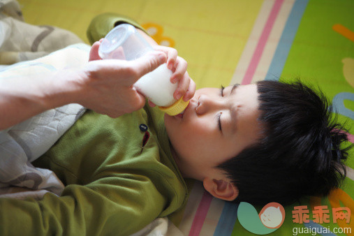 小孩发烧能喝牛奶吗