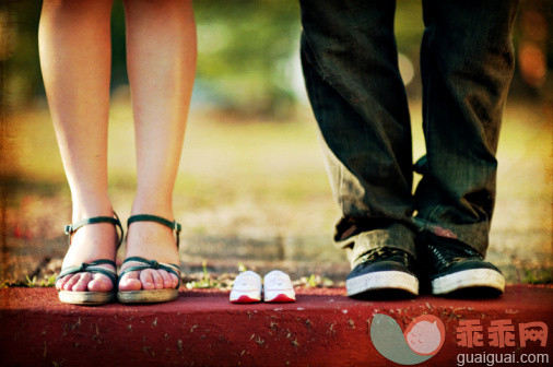 人,户外,腰部以下,足,站_103930534_Couple's Feet and Baby Shoes_创意图片_Getty Images China