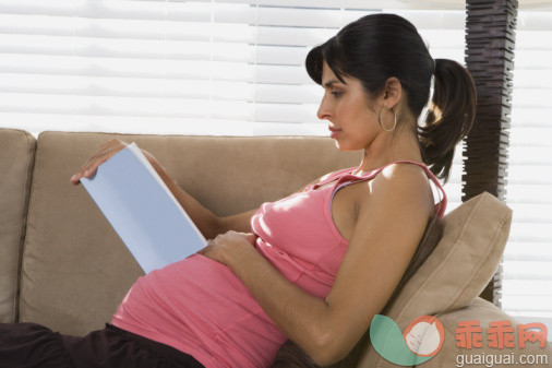 教育,休闲活动,业余爱好,健康保健,人类生殖_56724607_Profile of a pregnant woman reading a book_创意图片_Getty Images China