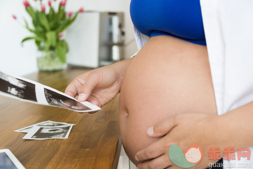 人,生活方式,室内,35岁到39岁,人体_gic14091546_Pregnant woman looking at ultrasound pictures_创意图片_Getty Images China