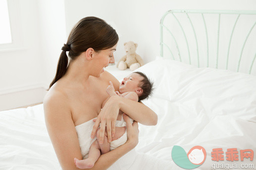 人,住宅内部,床,室内,20到24岁_107908268_Mother with newborn baby_创意图片_Getty Images China