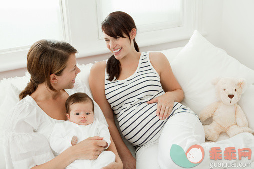 人,住宅内部,沙发,室内,20到24岁_107908288_Mother with baby girl and pregnant friend_创意图片_Getty Images China