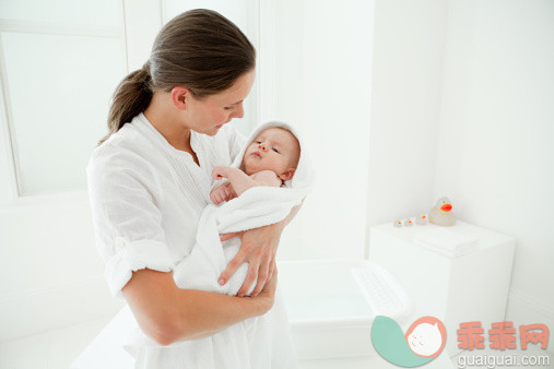 人,住宅内部,浴盆,室内,住宅房间_107908263_Mother and baby son wrapped in towel_创意图片_Getty Images China