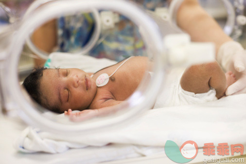 人,医疗器械,尿布,人生大事,健康保健_103919155_African American newborn baby in incubator_创意图片_Getty Images China