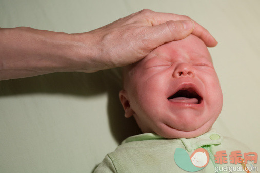 人,室内,人的头部,人的嘴,手_82859338_Person comforting crying baby_创意图片_Getty Images China