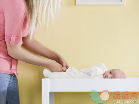 人,衣服,室内,睡衣,二件式睡衣_89972721_mother and newborn baby_创意图片_Getty Images China