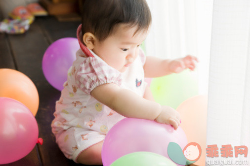 人,住宅内部,气球,四分之三身长,室内_96426368_baby playing with balloons_创意图片_Getty Images China