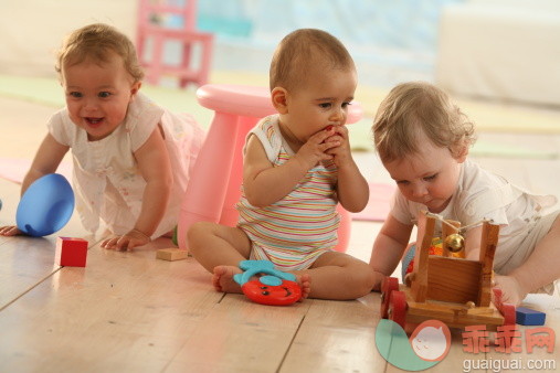 人,室内,欣喜若狂,快乐,笑_135560147_Three little children playing together_创意图片_Getty Images China
