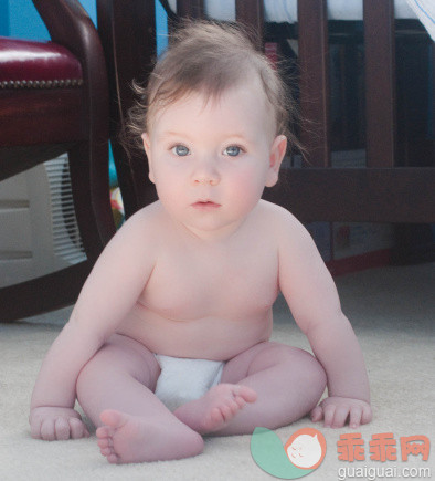 人,尿布,室内,白人,地板_150684527_Baby in diaper_创意图片_Getty Images China