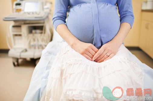 人,衣服,健康保健,室内,中间部分_88627159_Pregnant woman in hospital_创意图片_Getty Images China