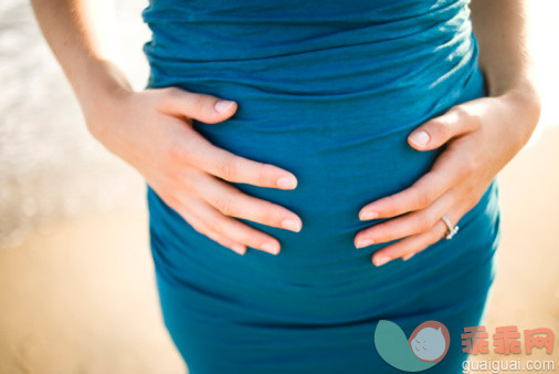 人,人生大事,户外,中间部分,20到24岁_85009025_Close up of pregnant woman touching stomach_创意图片_Getty Images China