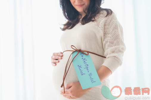 人,礼物,人生大事,室内,中间部分_494324325_Pregnant Hispanic woman with gift wrap around belly_创意图片_Getty Images China