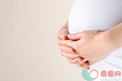 白色,明亮,人,休闲装,室内_155154555_Pregnant Woman Holding Her Belly_创意图片_Getty Images China