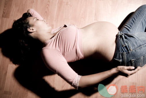 人,健康保健,室内,深情的,怀孕_108175819_Pregnant Young Woman Lying on Hardwood Floor_创意图片_Getty Images China