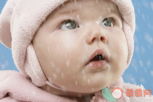 人,生活方式,户外,白人,冬天_gic16968146_Baby watching snow fall_创意图片_Getty Images China