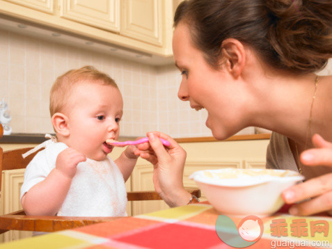 人,桌子,生活方式,饮食,室内_96390904_mother feeding baby_创意图片_Getty Images China