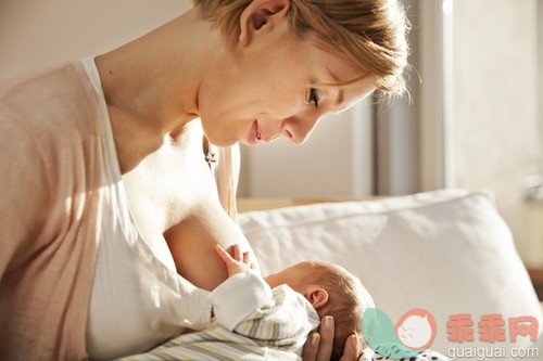 20到24岁,乳房,哺乳,白人,喂养_gic14895731_Mother breastfeeding her newborn baby at home_创意图片_Getty Images China