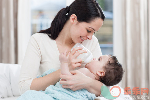 人,设备用品,装饰物,食品,床_145073904_Mother bottle feeding baby boy_创意图片_Getty Images China