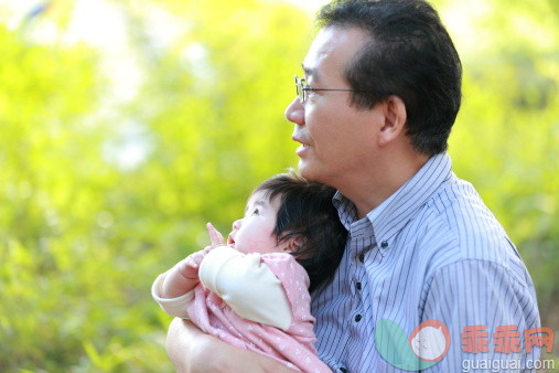 人,休闲装,四分之三身长,户外,55到59岁_155120209_Daddy with baby_创意图片_Getty Images China
