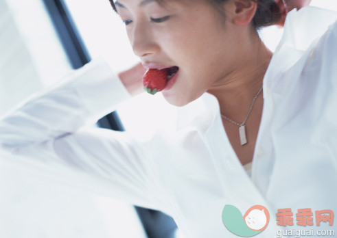 节日,白色,建造,人,衣服_122606487_Woman eating strawberry_创意图片_Getty Images China