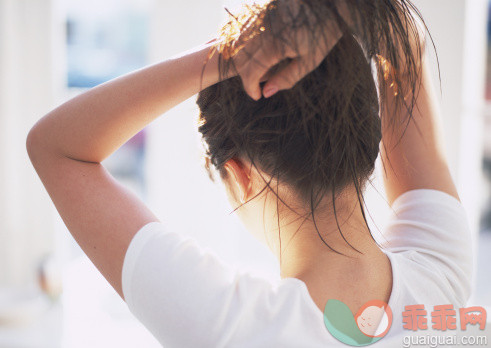 白色,建造,人,衣服,休闲装_122606500_Woman with hair pulled back_创意图片_Getty Images China