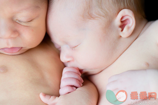 人,室内,白人,躺,双胞胎_151086025_Twin babies_创意图片_Getty Images China