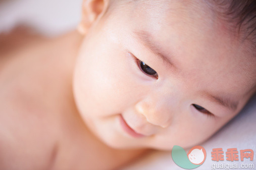 人,室内,褐色眼睛,可爱的,摄影_479996197_baby smiling portrait_创意图片_Getty Images China