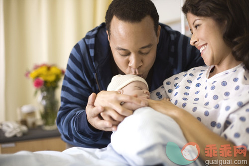 人,人生大事,健康保健,室内,40到44岁_gic18534222_Mother and father with newborn infant_创意图片_Getty Images China